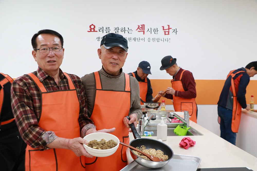 100세힐링센터 요리교실 모습